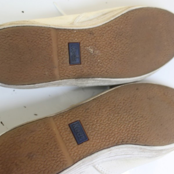 V e r y smelly white keds ! size 5